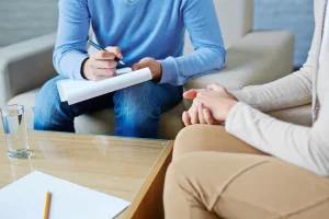 Terapeuta ayudando a paciente a superar la ansiedad