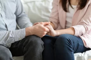 Pareja en sesión de terapia para fortalecer su relación