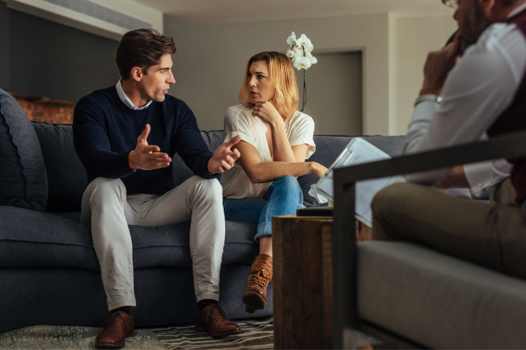 Pareja aprendiendo comunicación asertiva en terapia