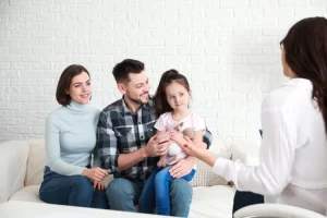 Familia aprendiendo comunicación asertiva en terapia