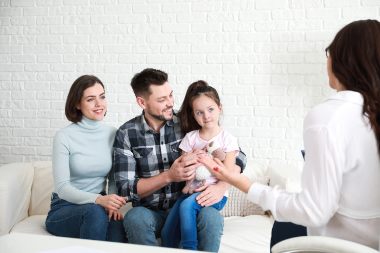 Familia aprendiendo comunicación asertiva en terapia