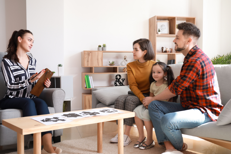 Familia en sesión de terapia para mejorar la comunicación